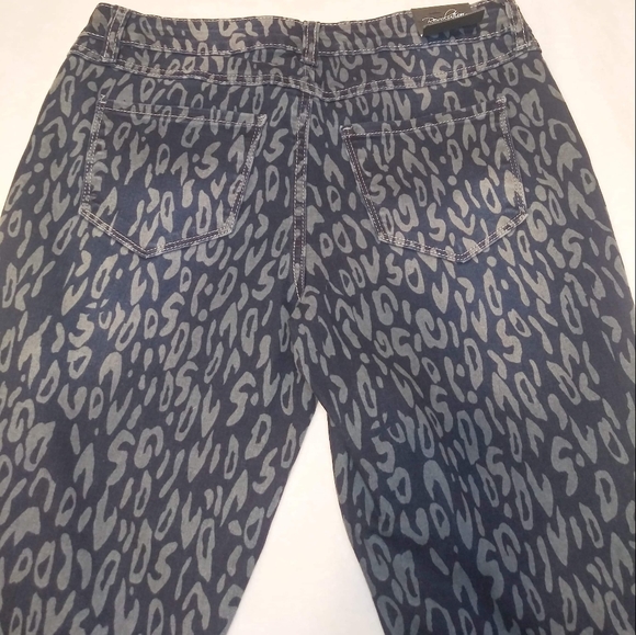 Revolution by Revolt Capri Jeans Size 9 NWT - Picture 3 of 6
